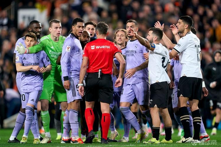 西媒:瓦伦西亚vs皇马主裁已被停哨 他已意识到错误